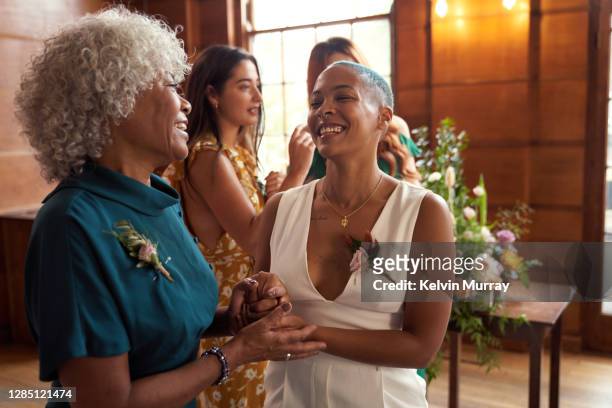 lesbian wedding with friends and parents - invitado de boda fotografías e imágenes de stock