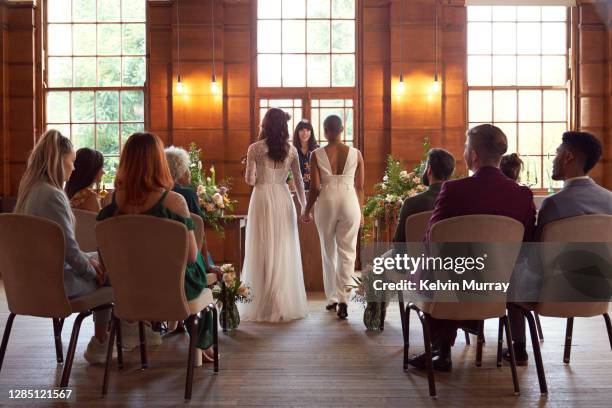 lesbian same sex wedding - cérémonie du mariage photos et images de collection