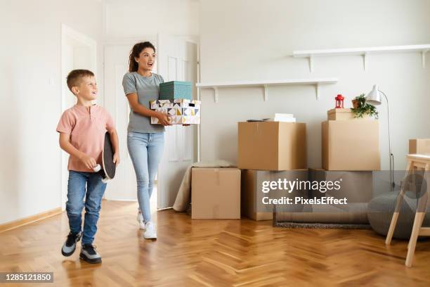 wir werden hier so viel spaß haben - boy letterbox stock-fotos und bilder