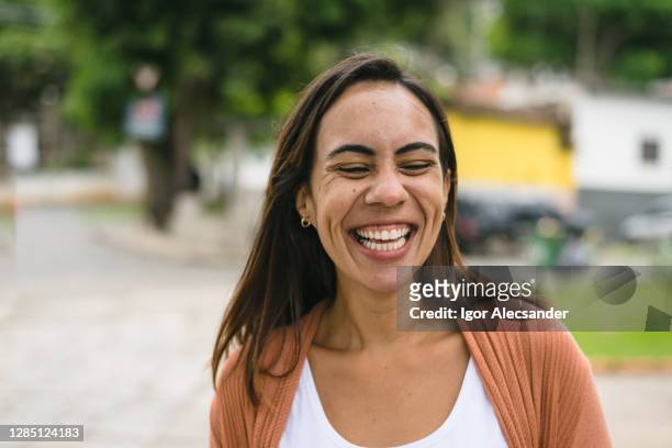 lächelnde frau im der stadt - lateinamerikaner oder hispanic stock-fotos und bilder
