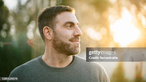 retrato de hombre de mediana edad - side profile man fotografías e imágenes de stock