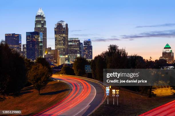 light trails, highway, charlotte, north carolina, america - charlotte north carolina photos et images de collection