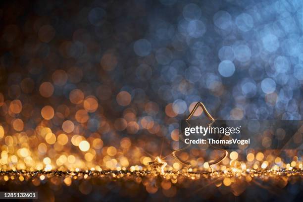 wooden christmas tree decoration - ornament decoration defocused bokeh background - blue sparkle background photos et images de collection