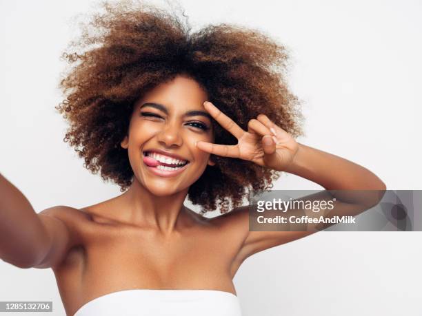 photo of young curly girl - afro hairstyle stock pictures, royalty-free photos & images