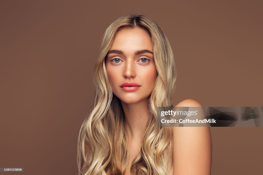 Schöne und aufgeregte blonde Frau