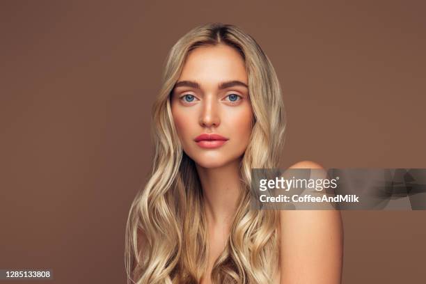mooie en opgewekte blonde vrouw - beautiful blondes stockfoto's en -beelden