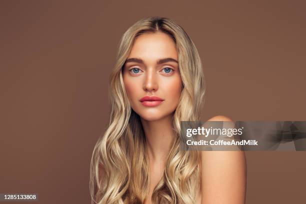 beautiful and excited blond woman - fundo castanho imagens e fotografias de stock