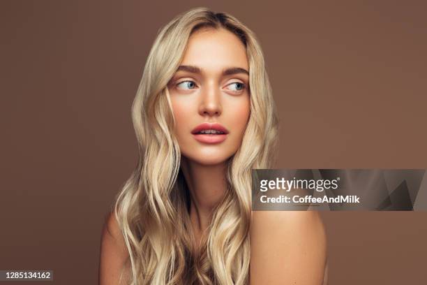 美麗和興奮的金髮女人 - blond model long hair 個照片及圖片檔