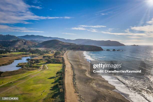 aerial view california coast bij pacifica - noordelijk californië stockfoto's en -beelden