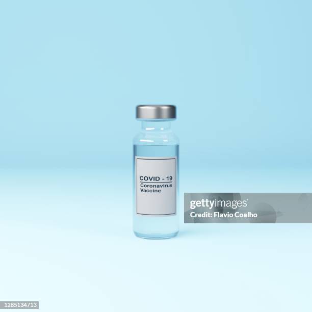 vial with covid-19 coronavirus vaccine - studio shot stockfoto's en -beelden