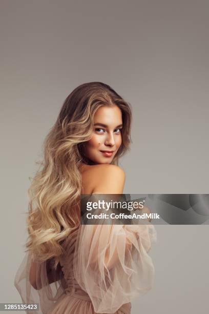 華麗的年輕女子的肖像與優雅的化妝和完美的金色髮型 - blond model long hair 個照片及圖片檔