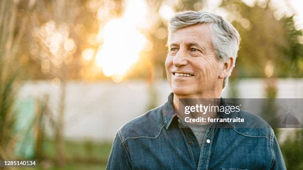 senior-mann-porträt - mann optimistisch stock-fotos und bilder