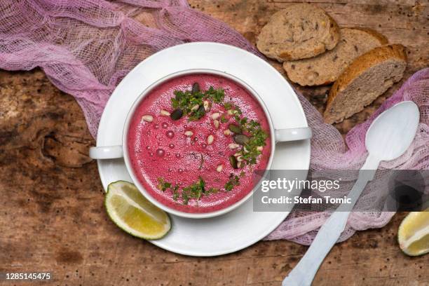 gesunde rote-bete-creme-suppe in einer schüssel - cremesuppe stock-fotos und bilder