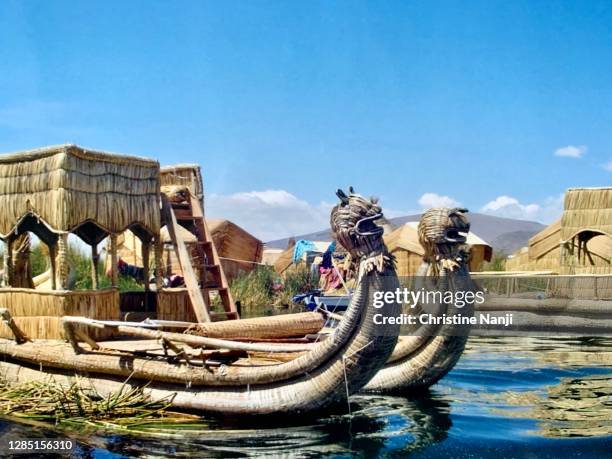 lake titicaca-peru - boats -island of uros - lago titicaca fotografías e imágenes de stock