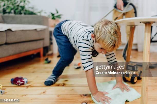 helping my mom with house chores - child housework stock pictures, royalty-free photos & images