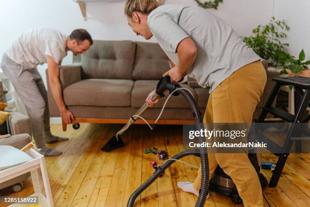 limpieza de nuestro hogar juntos - aspiradora-artículo-de-limpieza fotografías e imágenes de stock