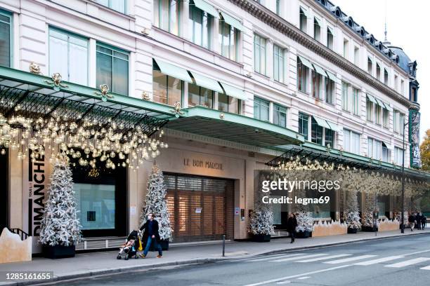 �パリ:クリスマスツリーと豪華なル・ボン・マルシェの光。 - intercontinental paris grand ストックフォトと画像