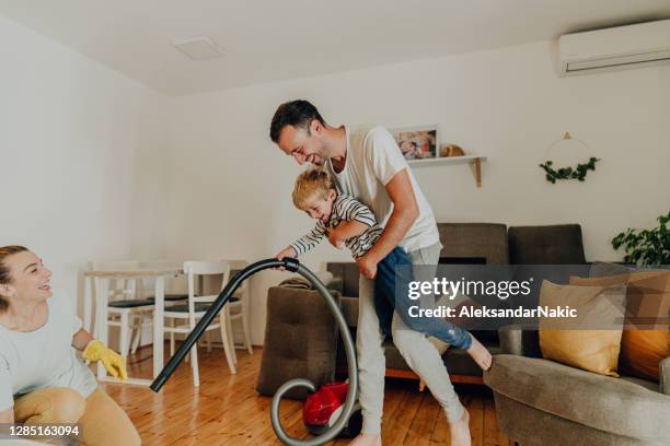 samen ons huis schoonmaken - stofzuiger stockfoto's en -beelden