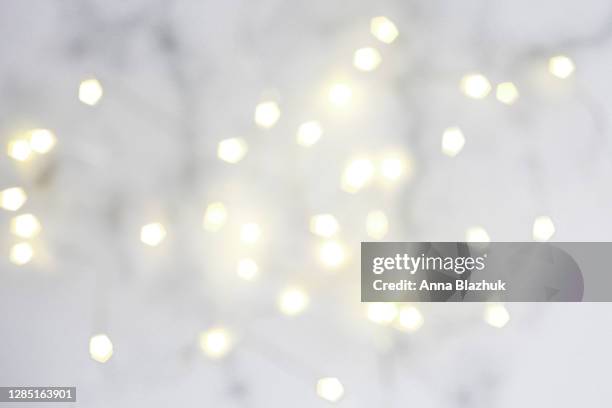 blurred fairy lights, festive white abstract background for christmas or new year greeting card - pink - singer stock-fotos und bilder