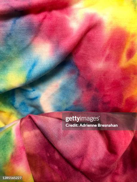 tie dye fabric - traditioneller batikstil stock-fotos und bilder