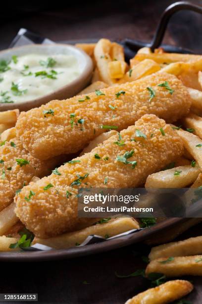 knusprige fischstäbchen und fries mit tartersauce - dried fish stock-fotos und bilder