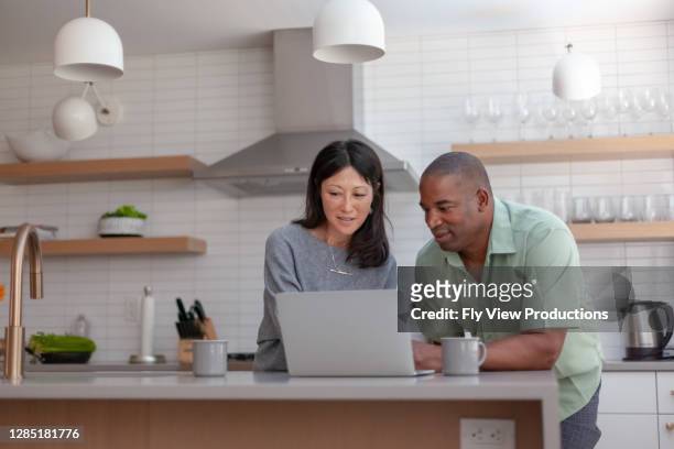 marito e moglie che lavorano sulle tasse - pensionamento foto e immagini stock