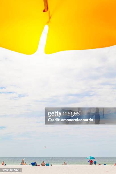 onda suave de água do mar turquesa na praia de areia em clearwater beach, são petersburgo, flórida, estados unidos da américa eua - siesta key - fotografias e filmes do acervo