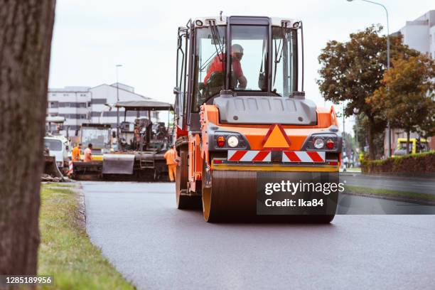 das arbeitsteam pflasterstraße - pflasterstein stock-fotos und bilder