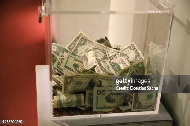 donations of money in a clear charity box - moeda de dez cents - fotografias e filmes do acervo