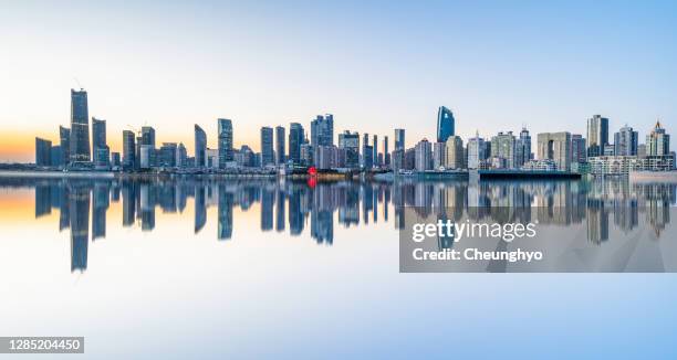 qingdao city skyline at dusk - provinz shandong stock-fotos und bilder