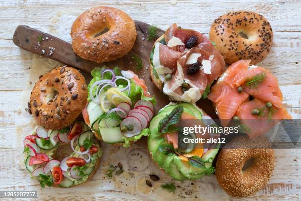 sanduíches frescos de bagel - bagels - fotografias e filmes do acervo