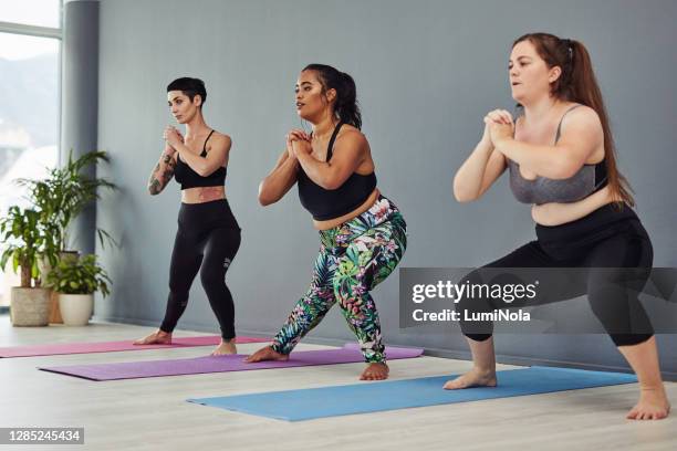 squat low, watch your confidence grow - fat bodybuilder stock pictures, royalty-free photos & images