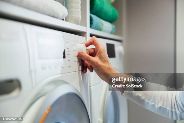 de juiste cyclus kiezen - hand wasser stockfoto's en -beelden