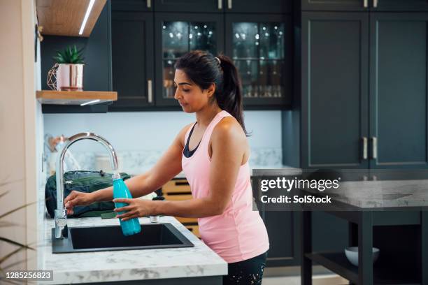 riempimento della bottiglia d'acqua riutilizzabile - riempire foto e immagini stock