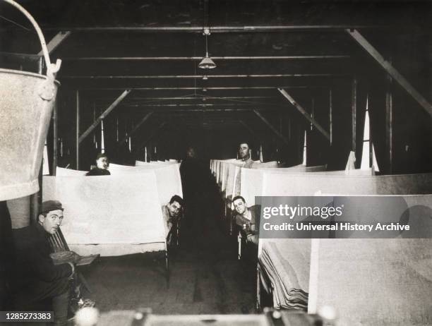 Influenza Ward showing Cubic Arrangement, U.S. Army Camp Hospital No. 42, Bar-sur-Aube, France, 1914-1918 .