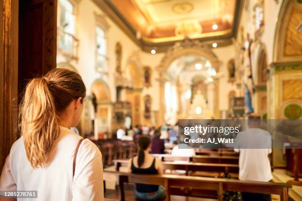 frau, die eine kirche besucht - kirche stock-fotos und bilder