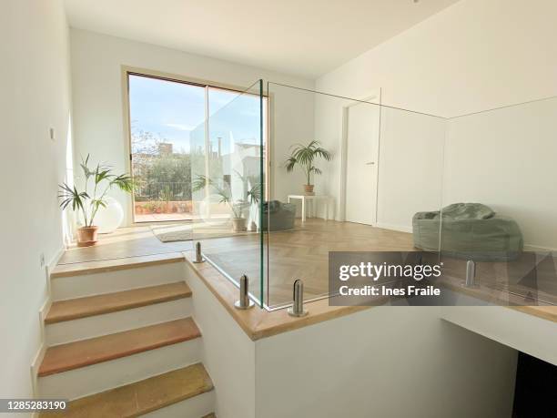 lichte woonkamer - veiligheidshek stockfoto's en -beelden