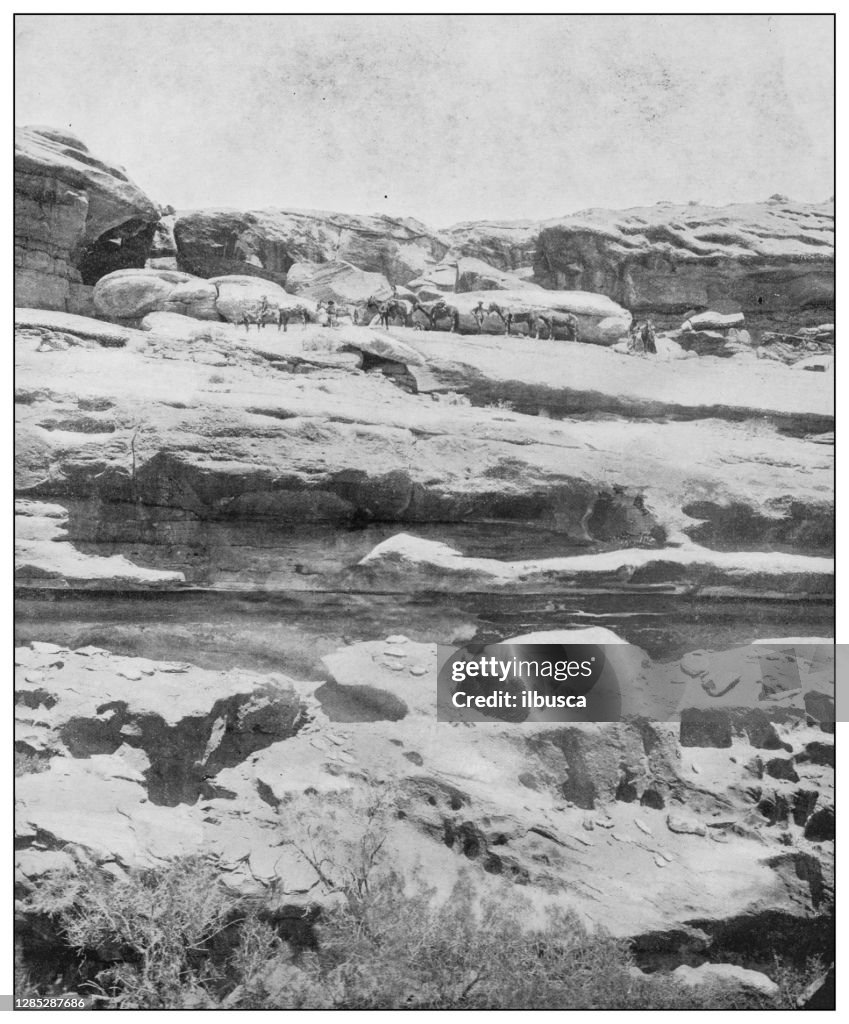Foto antiga em preto e branco dos Estados Unidos: Catarata pedregosa, trilha canyon, Colorado