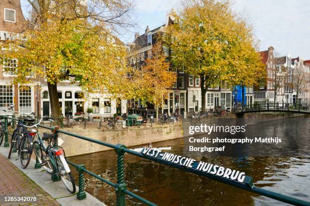 brouwersgracht amsterdam in autumn - matthijs borghgraef fotografías e imágenes de stock