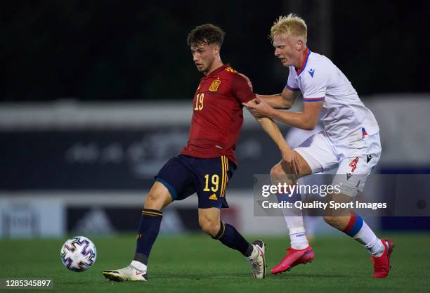 Javier Puado of Spain competes for the ball with Andrias Edmundsson of Faroe Islands during the UEFA Euro Under 21 Qualifier match between Spain U21...