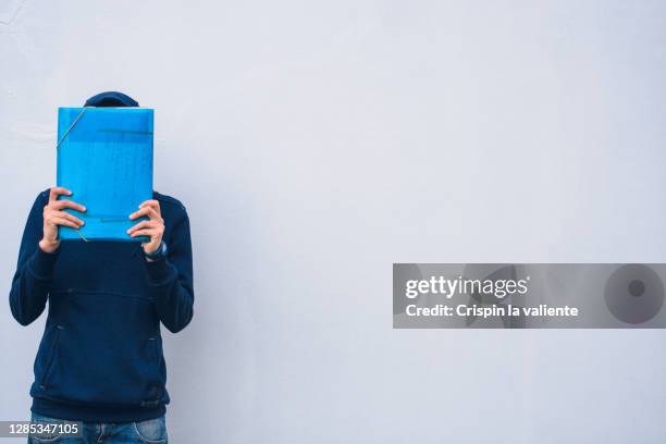 color blue - avergonzamiento fotografías e imágenes de stock