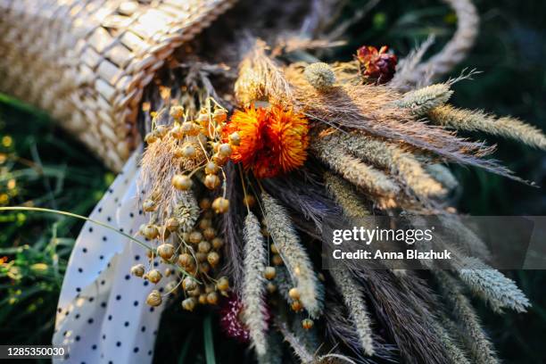 close up of bunch of dry flowers in basket outdoors in soft sun light - close up of flower bouquet stock-fotos und bilder