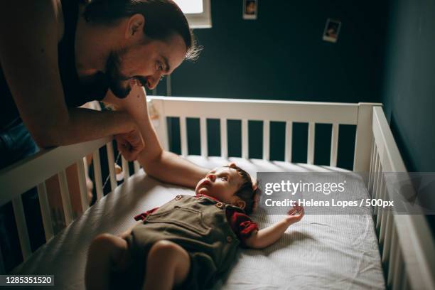 father interacting with his baby boy,belo horizonte,state of minas gerais,brazil - crib 個照片及圖片檔