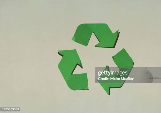 ilustrações de stock, clip art, desenhos animados e ícones de green recycling symbol on brown background - símbolo de reciclagem