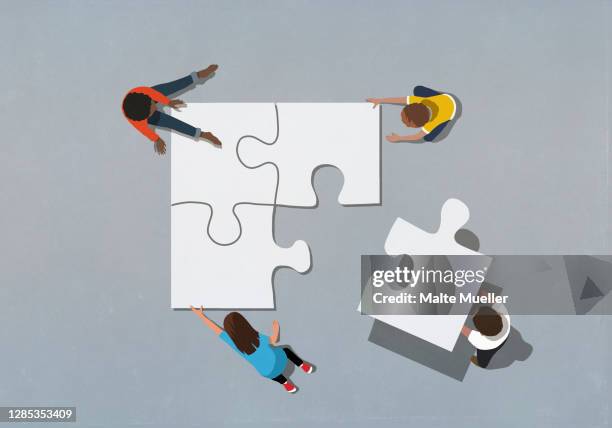 ilustraciones, imágenes clip art, dibujos animados e iconos de stock de kids finishing puzzle with missing piece - kooperation