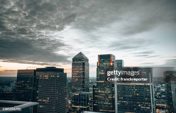 de skyline van londen bij kanariewerf - london docklands stockfoto's en -beelden