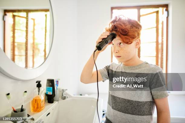 男孩在給自己理髮時看起來很緊張 - 剪髮 個照片及圖片檔