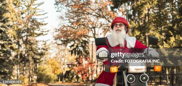 weihnachtsmann auf dem motorrad - fotografia fotos stock-fotos und bilder