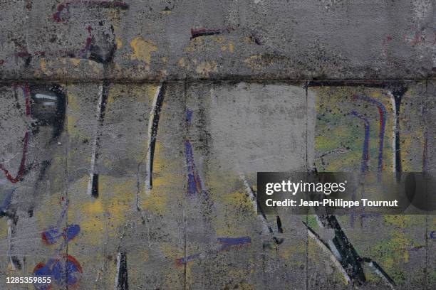 remains of graffiti on an old concrete wall - suburban background stock pictures, royalty-free photos & images