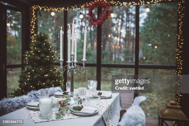 klaar voor het diner van kerstmis - snoerverlichting stockfoto's en -beelden